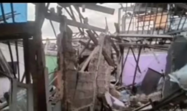 Penampakan rumah yang roboh akibat ledakan misterius. [Instagram]